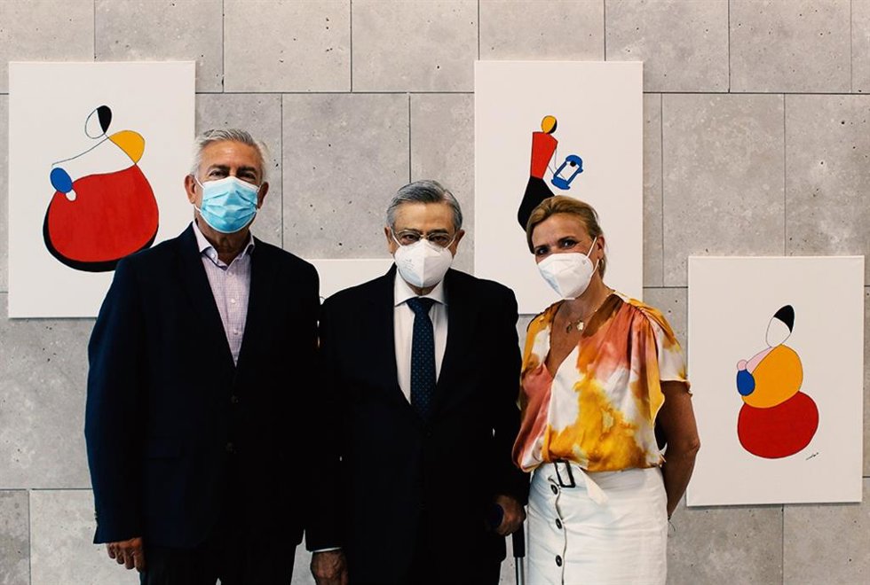 El pintor Antonio Haya hace entrega de sus obras al director médico y directora de enfermería del hospital Quirónsalud