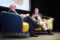 Rajoy cree que el Gobierno lo regula "todo" porque tantos ministros "carecen de competencias"