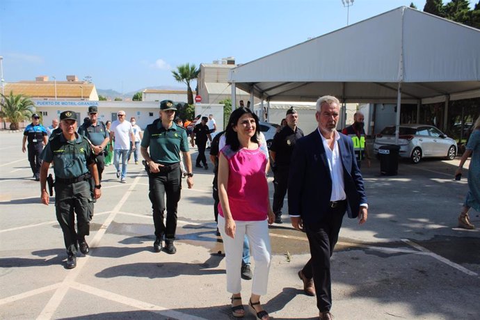 La subdelegada del Gobierno en Granada, Inmaculada López Calahorro, ha visitado el puerto de Motril junto al presidente de la Autoridad Portuaria, José García Fuentes.