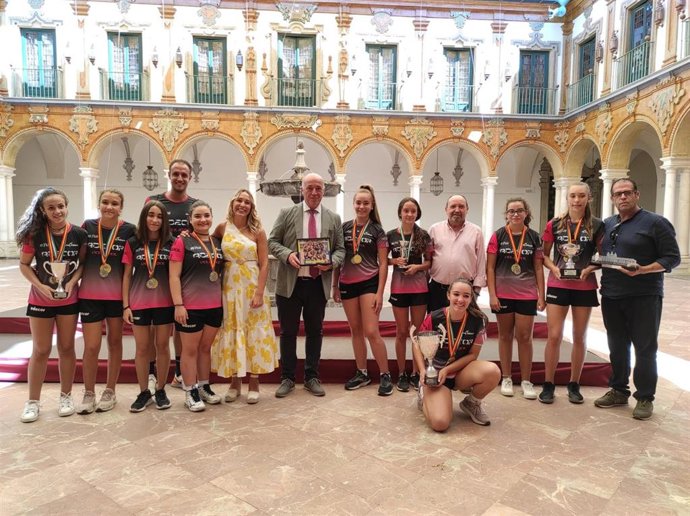 El presidente de la Diputación de Córdoba, Antonio Ruiz, recibe al equipo infantil de voleibol Adecor.