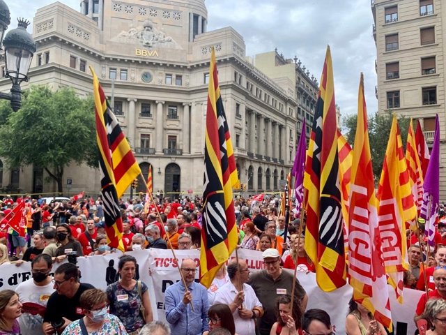 Unes 1.000 persones es concentren a la Via Laietana de Barcelona convocades per CCOO i la UGT.