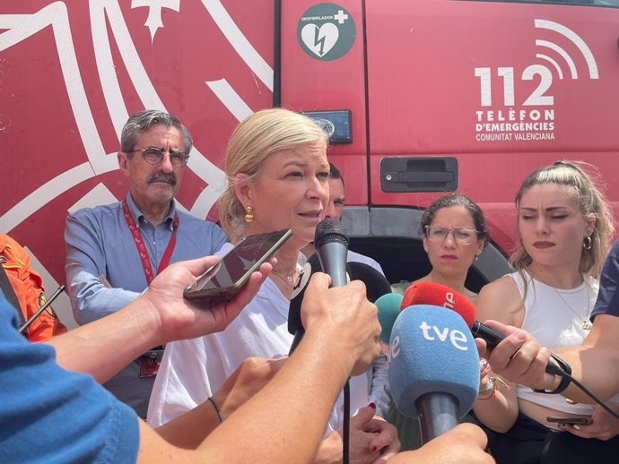 La consellera de Justicia, Interior y Administración Pública, Gabriela Bravo, en la zona del PMA del incendio forestal de Venta del Moro (Valencia).