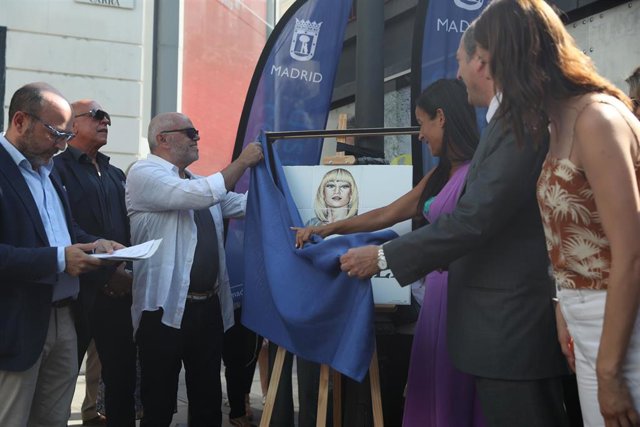 Inauguración de la placa dedicada a la artista italiana Raffaella Carrà, en la calle Fuencarral, a 6 de julio de 2022, en Madrid (España).
