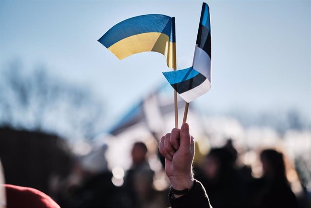 Archivo - Imagen de archivo de las banderas de Ucrania y Estonia durante una protesta contra la invasión rusa de Ucrania.