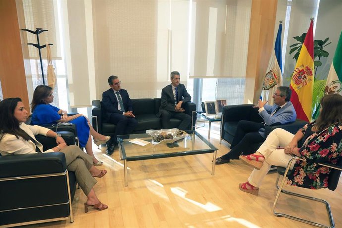 El presidente de la Diputación de Málaga, Francisco Salado, recibe en visita institucional a su homólogo en la Fundación Bancaria Unicaja, José M. Domínguez, tras su reciente nombramiento.