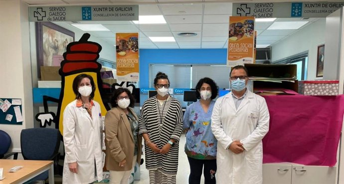 La directora del aula hospitalaria del Hospital Clínico de Santiago, Elena Sobrino, junto al jefe del Servicio de Pediatría, Federico Martinón, y Margarita Hermo (en el centro).