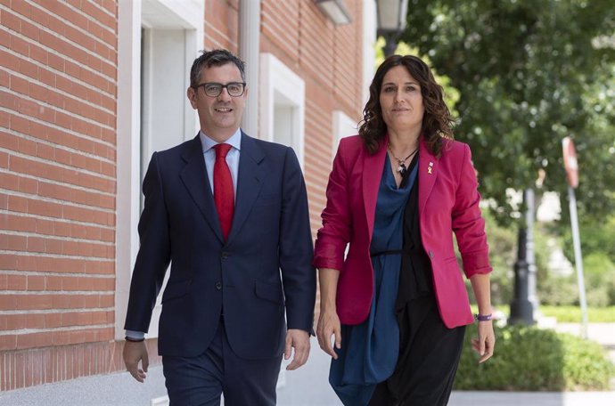 El ministro de la Presidencia, Relaciones con las Cortes y Memoria Democrática, Félix Bolaños y la consellera de la Presidencia de la Generalitat, Laura Vilagr, a su llegada a una reunión en la sede del Ministerio, a 22 de junio de 2022.