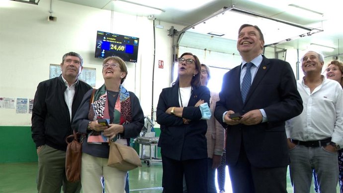 El ministro de Pesca, Luis Planas, visita la lonja de Burela