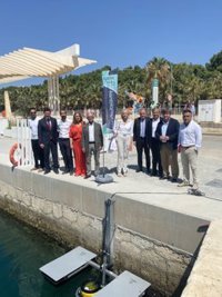 Instalan en el puerto de Málaga un contenedor flotante capaz de recoger más de una tonelada de residuos plásticos al año