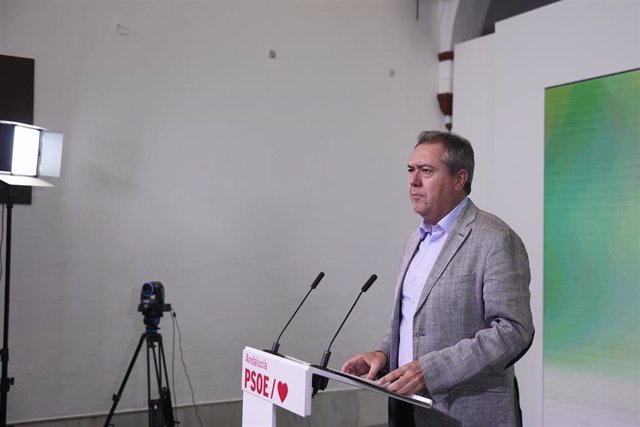 El secretario general del PSOE-A, Juan Espadas, comparece en rueda de prensa en la sede del PSOE-A, a 6 de julio de 2022 en Sevilla (Andalucía, España)