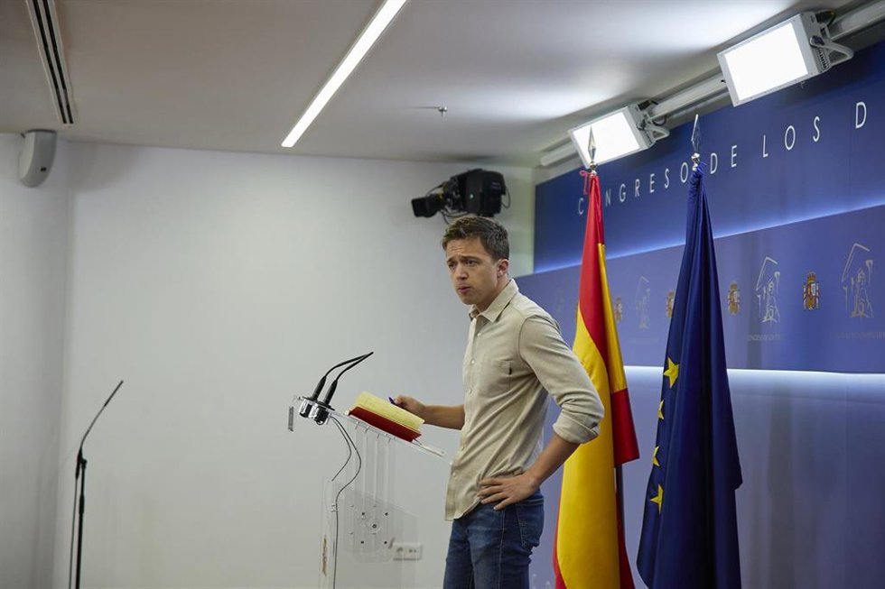 El portavoz de Más País, Íñigo Errejón, interviene en una rueda de prensa anterior a una Junta de Portavoces, en el Congreso de los Diputados