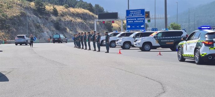 Patrullas de la Guardia Civil rinden homenaje al teniente coronel Pedro Alfonso Casado al paso de la comitiva fúnebre que traslada su féretro hasta Valdemoro (Madrid).