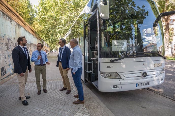 Presentación del servicio de pago con tarjeta bancaria o móvil en el servicio de autobús entre Granada y el aeropuerto