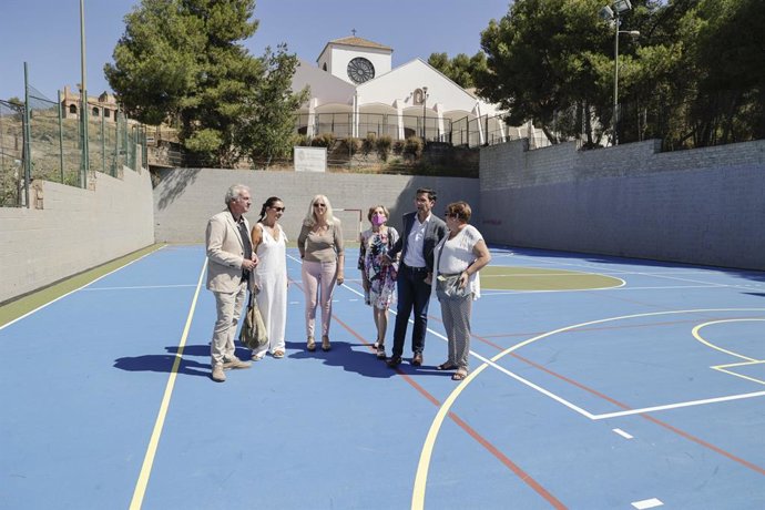 El alcalde de Granada, Francisco Cuenca, visita la pista polideportiva de Lancha de Genil.