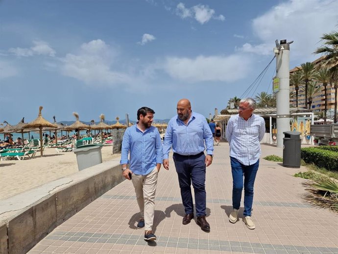 El presidente del PP de Palma, Jaime Martínez, en una visita por Playa de Palma.