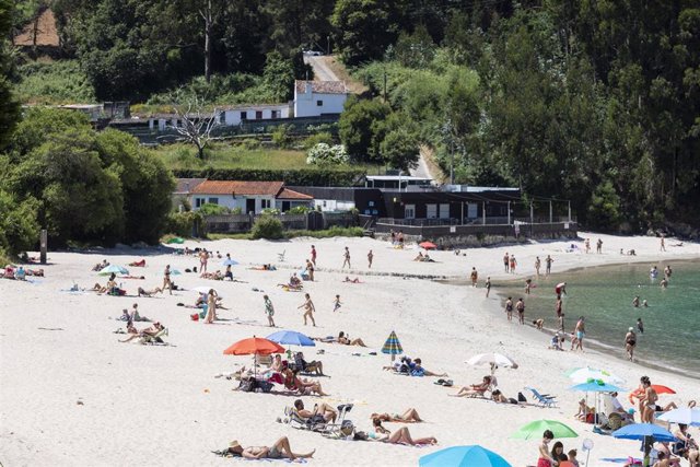 Archivo - Varias personas se bañan y toman el sol en una playa del municipio de Marín, a 5 de junio de 2021, en Marín, Pontevedra, Galicia, (España). 