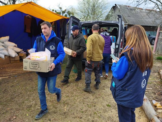 Archivo - Reparto de ayuda humanitaria en aldeas bombardeadas