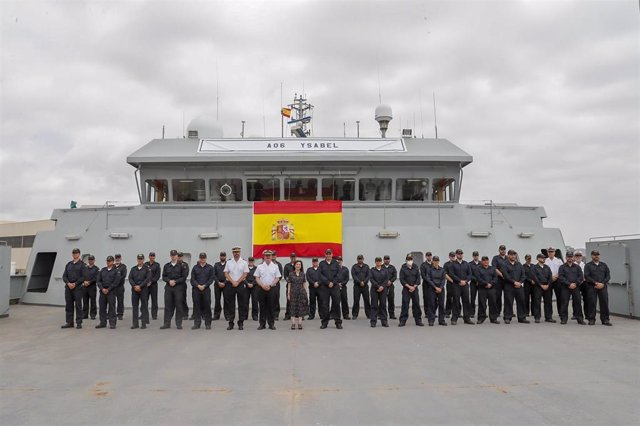 La ministra de Defensa, Margarita Robles, visita el buque de transporte logístico 'Ysabel' en Cartagena