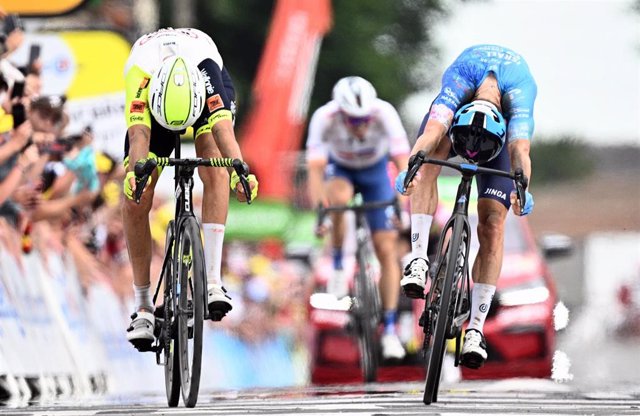 AMP.- Ciclismo/Tour.- Clarke vence y Pogacar casi destroza el Tour en el infernal pavés