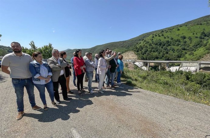 La secretaria xeral del PP de Galicia, Paula Prado, y otros miembros del partido junto al viaducto colapsado de la A-6 entre Lugo y León