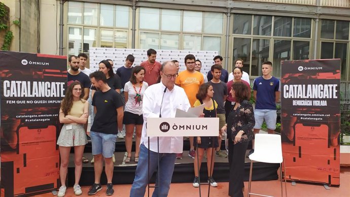 Rueda de prensa del presidente de mnium Xavier Antich y la abogada y miembro de la entidad Marta Savall, el 6 de junio de 2022.