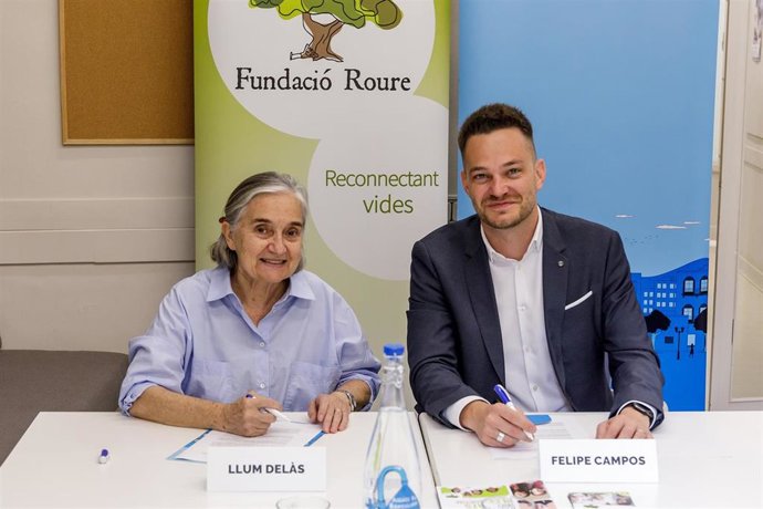El consejero delegado de Aigües de Barcelona, Felipe Campos, y la presidenta de la Fundació Roura, Llum Dels