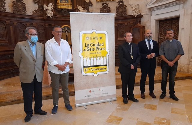 De izda a dcha: De la Casa, Pardo, Martínez, Martín y el párroco José Sala presentan el 25 aniversario de las Edades del Hombre en El Burgo de Osma.