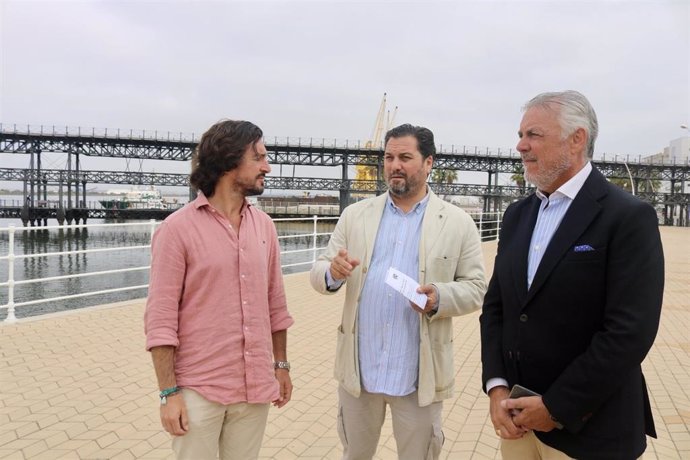 El portavoz del grupo municipal del PP en el Ayuntamiento de Huelva, Jaime Pérez, acompañado por los concejales Francisco Millán y Javier González.