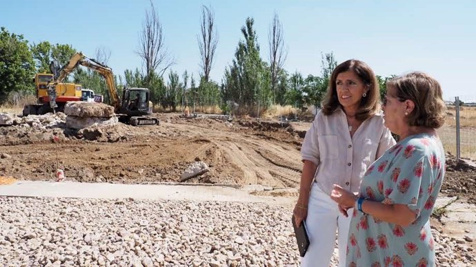 La delegada del Gobierno andaluz en funciones en Córdoba, María Jesús Botella, visita las obras de construcción del nuevo centro de salud de Villanueva de Córdoba.
