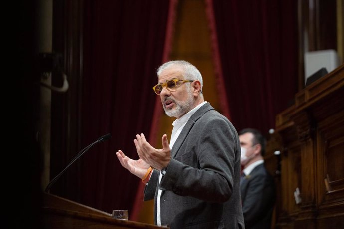 Imagen de archivo - El líder de Cs en Catalunya, Carlos Carrizosa, interviene en el pleno del Parlament de Cataluña, a 22 de marzo de 2022, en Barcelona, Cataluña (España). 