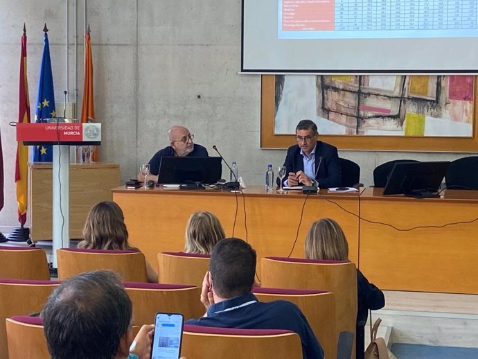 El rector, José Luján, durante la presentación del informe junto al director de la Oficina de Dato Único, José Colino