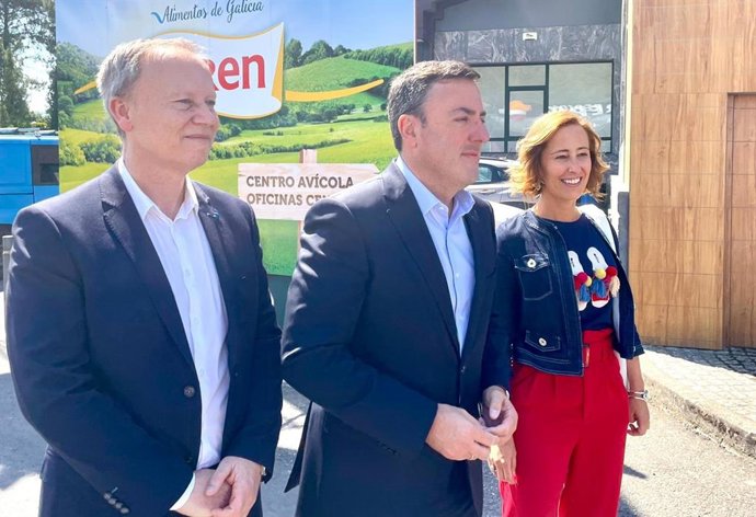 Valentín González Formoso, secretario xeral del PSdeG, en la visita a Coren