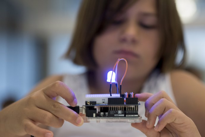 Una niña en un taller de Espacio Fundación Telefónica