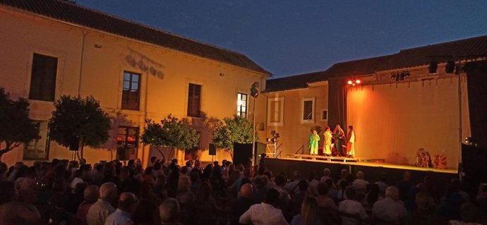Público asistente a una representación teatral en el marco de 'Luz del Arcángel'.
