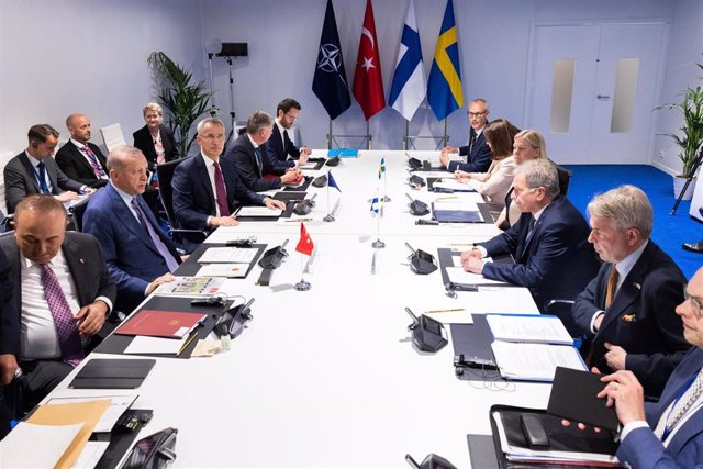 Reunión entre líderes de Turquía, Suecia y Finlandia durante la cumbre de la OTAN en Madrid