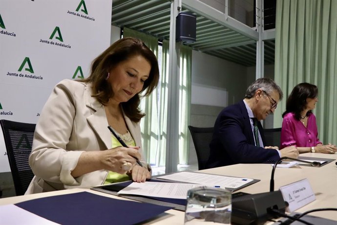 Crespo anuncia una "potente campaña" para promocionar el consumo de productos andaluces "de calidad diferenciada".
