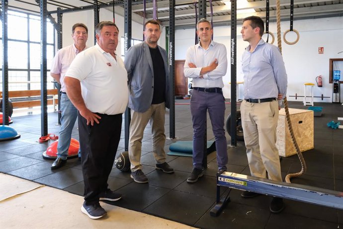 El vicepresidente y consejero de Deporte, Pablo Zuloaga, visita las obras de mejora realizadas en instalaciones deportivas de Medio Cudeyo