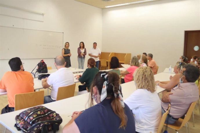 La regidora de Alcalá presenta los proyectos del Plan Contigo para la localidad.