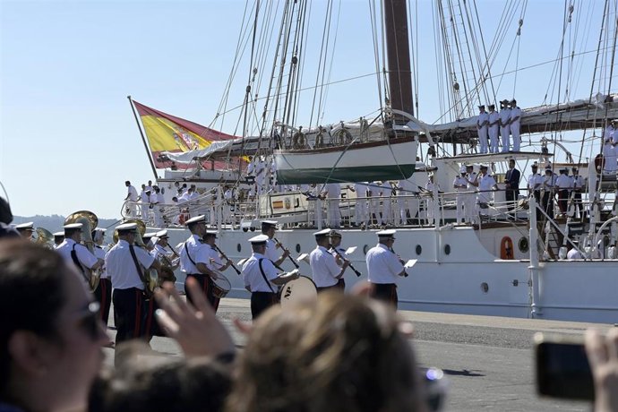 Banda de música frente al buque escuela Juan Sebastián de Elcano, atracado en el puerto de A Coruña, a 6 de julio de 2022