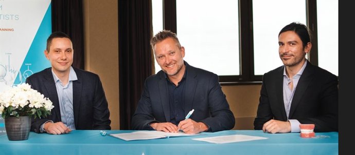 Matú Valach (Owner Svet Rovnatek), Torben Nielsen (VP Ormco Europe), Daniele Mastracci (Owner Svet Rovnatek)