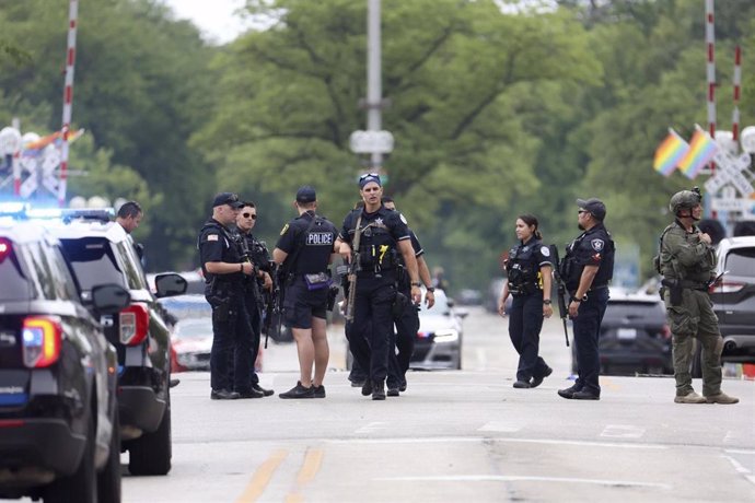 Policía en la escena del tiroteo en Highland Park, a las afueras de Chicago, durante el desfile del Día de la Independencia