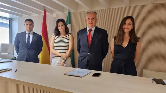 Acto de presentación de la memoria con la juez decana de El Ejido, Carmen Juárez, y el presidente de la Audiencia Provincial de Almería, Luis Columna