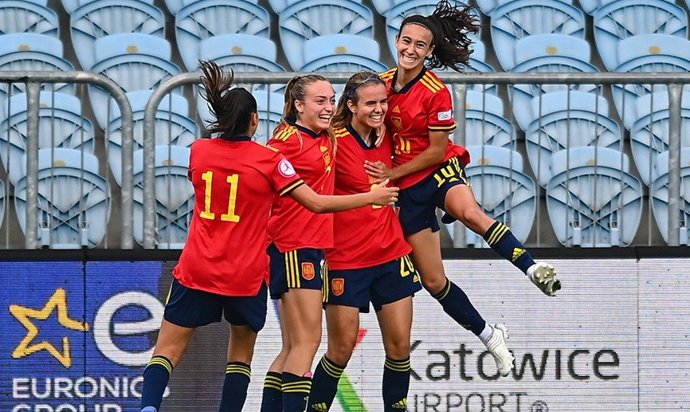 Las jugadoras de la selección española femenina Sub-19 celebrando el gol ante Suecia en la semifinal del Europeo
