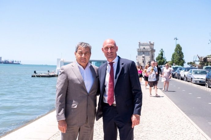 Los presidentes de la Federación Portugesa de Fútbol, Fernando Gomes, y de la RFEF, Luis Rubiales, en Lisboa, donde se han reunido para estrechar lazos ante la candidatura conjunta para el Mundial de 2030.