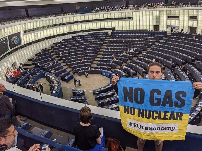 Activistas de Greenpeace protestan en el Parlamento Europeo contra la votación de la Eurocámara de considerar inversiones verdes al gas y la nuclear en la taxonomía.