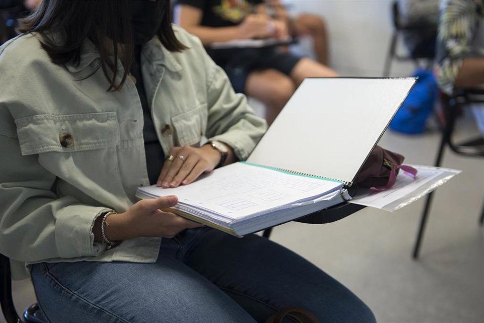 Archivo - Una estudiante en la Universidad.