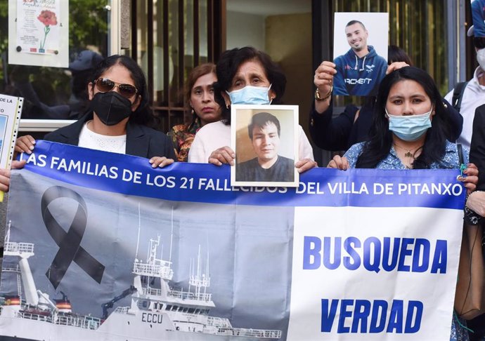 Archivo - En el centro, Gloria Salinas, madre de Edwin Córdova Salinas, una de las 21 víctimas del naufragio del buque 'Villa de Pitanxo', antes de reunirse con CCOO, a 18 de mayo de 2022, en Madrid (España). CCOO solicita al gobierno la investigación d