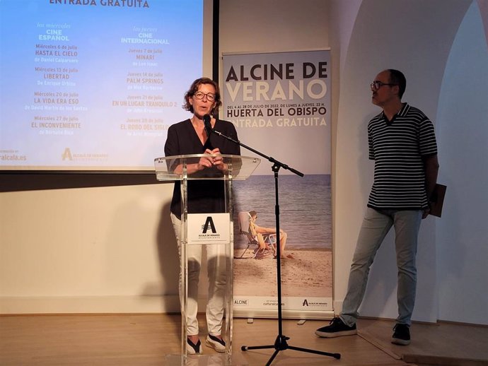 La concejala de Cultura y Turismo de Alcalá, María Aranguren, y el director de Alcine, Luis Mariano González