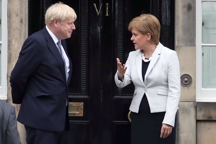 Archivo - El primer ministro de Reino Unido, Boris Johnson, junto con la ministra principal de Escocia, Nicola Sturgeon
