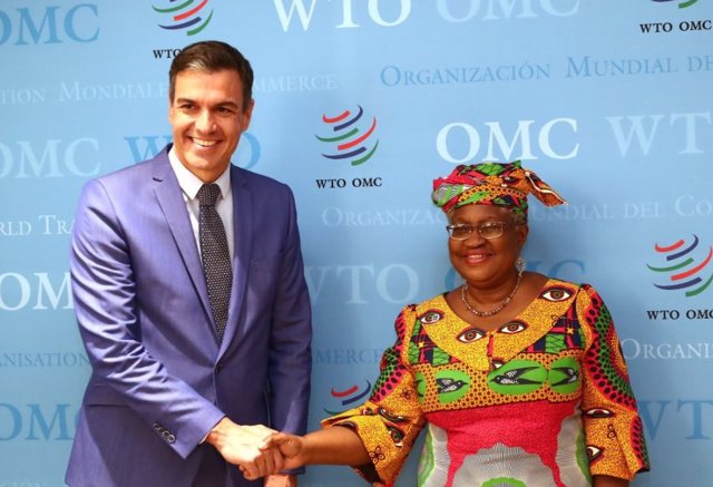 El presidente del Gobierno, Pedro Sánchez, se ha reunido en Ginebra con la directora general de la Organización Mundial del Comercio, Ngozi Okonjo-Iweala.